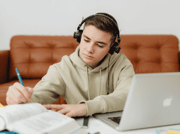 También se exploró qué artistas aparecen con mayor frecuencia en estas listas, con el fin de descubrir quiénes están impulsando la productividad. ESPECIAL/CANVA