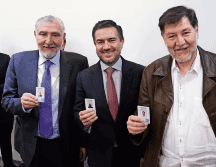 Adán Augusto López, presidente de la Junta de Coordinación Política del Senado, y Gerardo Fernández Noroña, titular de la Mesa Directiva, le entregaron a Miguel Ángel Yunes Márquez (centro) su credencial como integrante de Morena. SUN / C. Mejía
