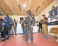 Las fuerzas estatales y federales, a su llegada a la Policía de Teocaltiche, para comunicarles que ya no se harán cargo de la seguridad del municipio. ESPECIAL