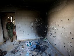 Un soldado entra a una finca con marcas de combate en Ciudad Victoria, Tamaulipas. Los cárteles de Sinaloa, Nueva Generación, Unidos, del Noreste, del Golfo y la nueva Familia Michoacana están la lista de Estados Unidos. AP