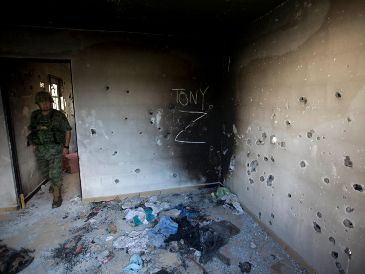 Un soldado entra a una finca con marcas de combate en Ciudad Victoria, Tamaulipas. Los cárteles de Sinaloa, Nueva Generación, Unidos, del Noreste, del Golfo y la nueva Familia Michoacana están la lista de Estados Unidos. AP