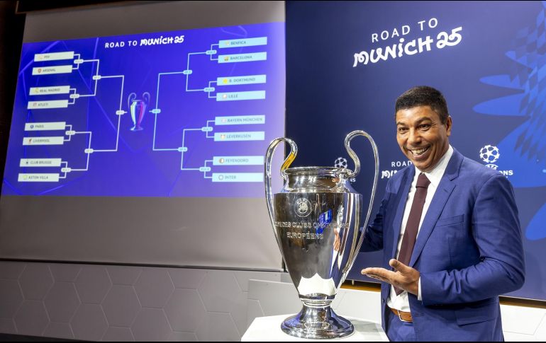 Giovane Elber, exdelantero del Bayern Munich, al lado de la copa de campeones durante el sorteo para los octavos de final. EFE/S. Di Nolfi