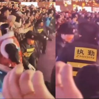 China: Robot "ataca" a personal del público en pleno evento y se vuelve viral (VIDEO)