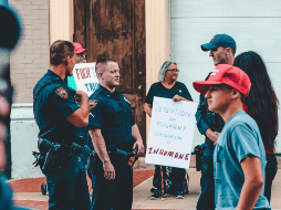 Cada caso es diferente, por lo que es fundamental conocer las leyes migratorias y buscar asesoría legal si se enfrenta una situación similar. CANVA
