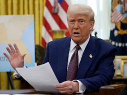 El presidente Donald Trump habla con los reporteros en el Despacho Oval de la Casa Blanca. AP Foto / ARCHIVO