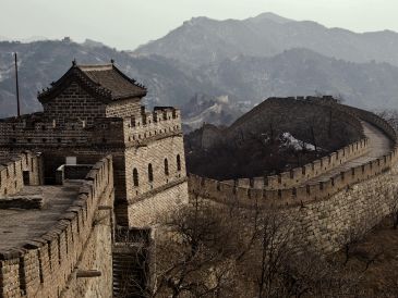 El descubrimiento de unas ruinas en la provincia de Shandong, China, sitúa el inicio de la construcción de la Gran Muralla 300 años antes de lo que se pensaba hasta ahora. ESPECIAL / CANVA
