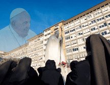 El estado del Santo Padre continúa siendo crítico, reportan. EFE