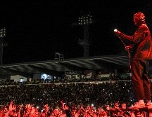 Entre explosiones de pólvora, Tyler Joseph apareció en el escenario con su máscara, mientras Josh Dun tomaba su lugar en la batería.  EL INFORMADOR/ A. Navarro.