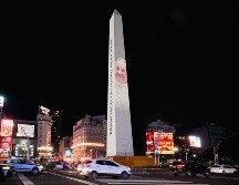 La imagen del Papa Francisco es proyectada en el Obelisco de Buenos Aires, Argentina, país natal del líder de la Iglesia Católica. EFE/J. Roncoroni