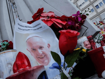 Francisco explicó que "continua con confianza" la hospitalización en el Policlínico Gemelli. EFE/G. LAMI