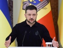 Zelenski terminó su mandato en mayo del año pasado, y sigue en el cargo sin ir a elecciones al prohibir la ley ucraniana que se celebren comicios en tiempo de guerra. EFE/S. DOLZHENKO
