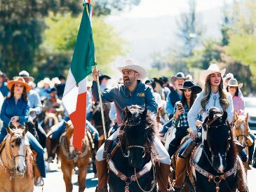 Encabezados por Quirino Velázquez, participaron ayer en la cabalgata, que reunió de forma histórica a más de mil 500 participantes. Vero Delgadillo, a la izquierda, se sumó al evento. ESPECIAL