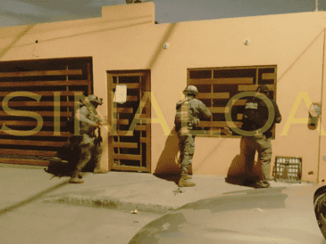 Las autoridades no dieron a conocer los hallazgos, ni confirmada la versión que esta propiedad cuenta con un túnel, solo se pudo observar los dos vehículos. SUN / ARCHIVO