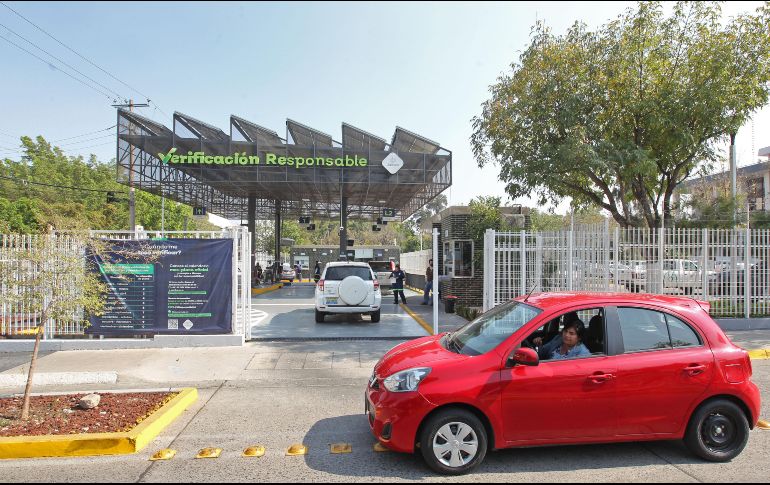 Según el calendario de verificación, que se basa en el último dígito de la placa, cada mes se suman nuevos autos que podrían ser sancionados si no cumplen con este requisito en el tiempo señalado. EL INFORMADOR / ARCHIVO