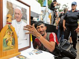 Cientos de fieles católicos se reúnen en la “Plaza de los Excluídos” en Buenos Aires, Argentina, para rezar por la recuperación del Sumo Pontífice. EFE
