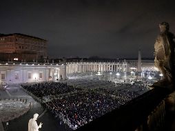 Fieles católicos rezan el rosario por la salud del papa Francisco en la plaza de San Pedro del Vaticano. AP/K. Wigglesworth