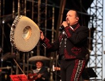 Pepe Aguilar aclaró si compró portadas para Ángela. SUN/ARCHIVO