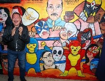 La obra, realizada por el artista gráfico David Eusebio, muestra al intérprete acompañado de figuras emblemáticas de la lucha libre como Atlantis, Místico y KeMonito. EL INFORMADOR / H. Figueroa