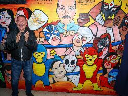 La obra, realizada por el artista gráfico David Eusebio, muestra al intérprete acompañado de figuras emblemáticas de la lucha libre como Atlantis, Místico y KeMonito. EL INFORMADOR / H. Figueroa