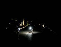 La interrupción del fluido eléctrico obligó al Gobierno a decretar el estado de excepción y el toque de queda nocturno. EFE / O. VILLARROEL