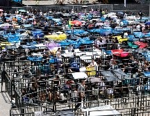 Aficionados esperan con maquillaje y vestidos alusivos a Shakira. EFE/ M. Dueñas