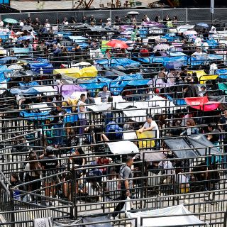 Fans de Shakira hacen fila para ingresar a su concierto en Bogotá