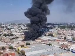 Esta tarde, un fuerte incendio se registró en una bodega de plásticos ubicada en el cruce de Tuberosa y Francisco Silva Romero en la colonia Quinta Velarde. ESPECIAL / Policía de Guadalajara
