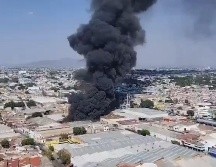 Esta tarde, un fuerte incendio se registró en una bodega de plásticos ubicada en el cruce de Tuberosa y Francisco Silva Romero en la colonia Quinta Velarde. ESPECIAL / Policía de Guadalajara