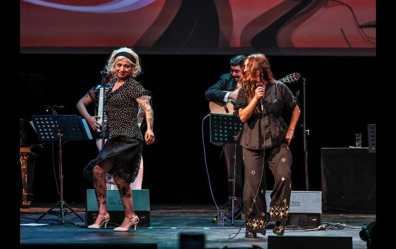 Se leyeron algunos poemas de Violeta e interpretaron canciones junto a Mon Laferte y Javiera Parra. EL INFORMADOR/ A. Navarro.