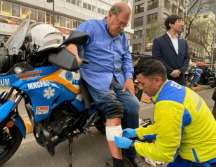 El turista es atendido por un paramédico del ERUM tras el incidente. Agencia EL UNIVERSAL / J. C. Williams