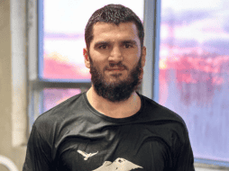 Artur Beterbiev durante su preparación para la pelea con Dmitry Bivol en Arabia Saudí. X / @ABeterbiev