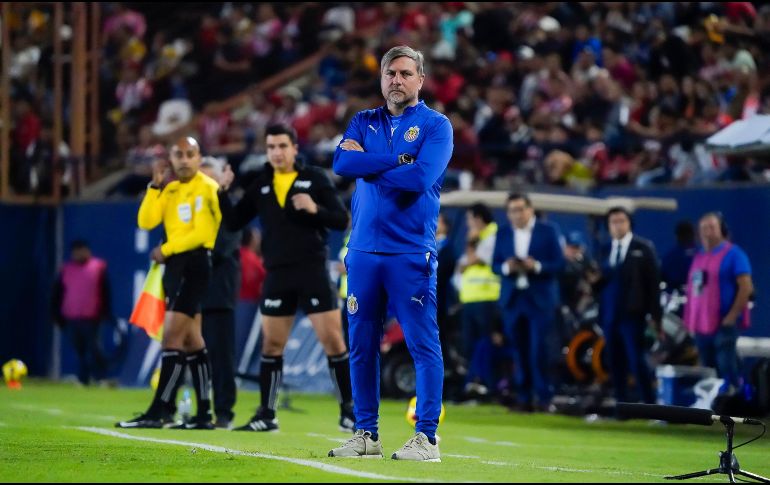 Francisco Ruano estuvo en el banquillo de las Chivas para suplir a Óscar García, que reportó padecer fiebre. IMAGO7/S. Laureano