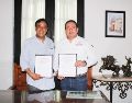 Salvador Cosío Gaona y Gustavo Salvador Robles Martínez, durante la firma de la Carta de Intención con el Gobierno Municipal de Autlán de Navarro. ESPECIAL