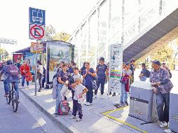 Filas, caras de hastío y tiempos de espera prolongados son la constante ante la tardanza de las unidades del transporte público. Así lucía ayer la intersección de Patria y Ávila Camacho. EL INFORMADOR/H. Figueroa