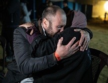 Un familiar recibe a un prisionero liberado de las cárceles israelíes, a su llegada al Hospital Europeo en Khan Yunis, en el sur de la Franja de Gaza. EFE/H. IMAD