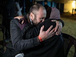 Un familiar recibe a un prisionero liberado de las cárceles israelíes, a su llegada al Hospital Europeo en Khan Yunis, en el sur de la Franja de Gaza. EFE/H. IMAD