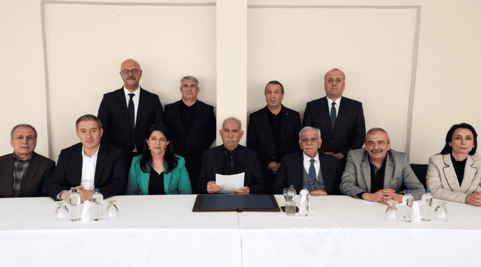 El mensaje del líder fundador del PKK, Abdullah Ocalan (c), abre un nuevo intento de acabar con el conflicto que lleva 40 años y maps de 45 mil muertos. EFE / ESPECIAL