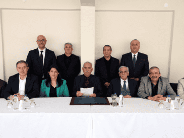 El mensaje del líder fundador del PKK, Abdullah Ocalan (c), abre un nuevo intento de acabar con el conflicto que lleva 40 años y maps de 45 mil muertos. EFE / ESPECIAL