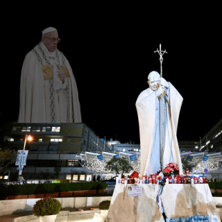 Papa Francisco muestra mejoría, aunque sigue con oxígeno