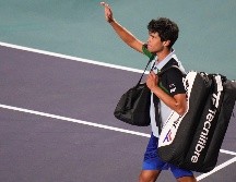El mexicano Rodrigo Pacheco se marcha tras caer ante el español Alejandro Davidovich Fokina en el Abierto Mexicano de Tenis. AP
