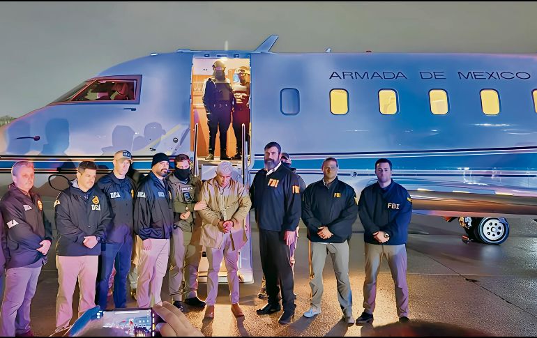 Autoridades de Estados Unidos presentan al narcotraficante Rafael Caro Quintero, justo al bajar del avión en suelo norteamericano. Buscaban su extradición desde hace décadas y el Departamento de Justicia de ese país pretende que encare la pena de muerte o cadena perpetua. ESPECIAL