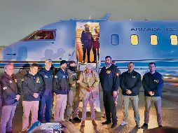 Autoridades de Estados Unidos presentan al narcotraficante Rafael Caro Quintero, justo al bajar del avión en suelo norteamericano. Buscaban su extradición desde hace décadas y el Departamento de Justicia de ese país pretende que encare la pena de muerte o cadena perpetua. ESPECIAL