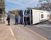 El impacto sucedió cuando el camión intentó dar una vuelta en U, obligando al tráiler a hacer una maniobra para tratar de evitar el choque. ESPECIAL