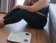 El estudio ha tenido en cuenta la conocida relación entre depresión y obesidad, así como otros factores asociados, como la baja adherencia a dietas saludables o la falta de ejercicio físico. ESPECIAL / CANVA