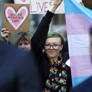 Jueza bloquea orden de Trump sobre retirar atención médica a jóvenes transgénero