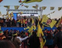 Residentes kurdos ondean banderas con el rostro de Abdullah Ocalan. AP / Baderkhan Ahmad