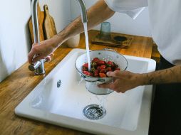 Luego de su desinfección, es recomendable lavarlas con abundante agua, secarlas con toallas de cocina y guardarlas en un recipiente hermético. ESPECIAL/Imagen de Anna Shvet en Pexels