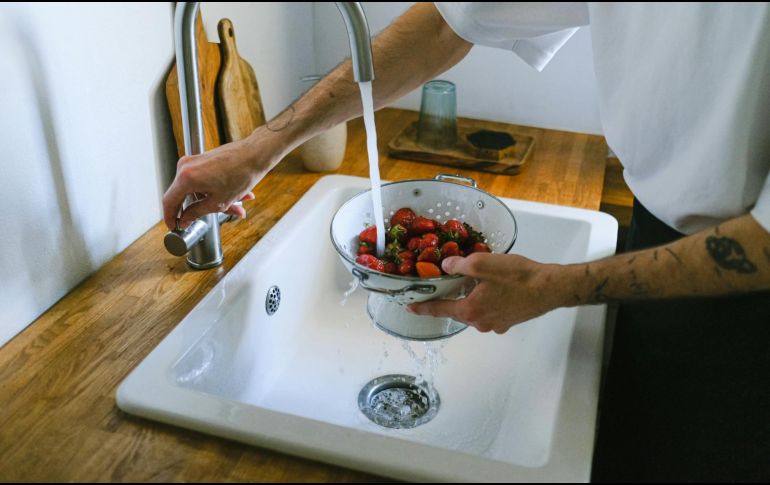 Luego de su desinfección, es recomendable lavarlas con abundante agua, secarlas con toallas de cocina y guardarlas en un recipiente hermético. ESPECIAL/Imagen de Anna Shvet en Pexels