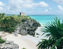 Uno de los mayores atractivos de Quintana Roo es su diversidad natural. Destinos como Cancún, Playa del Carmen, Cozumel y Tulum ofrecen paisajes paradisíacos y actividades acuáticas como el buceo y el esnórquel en los arrecifes de coral. Unsplash