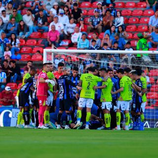 Jugador del Club Puebla se convulsiona en plena cancha
